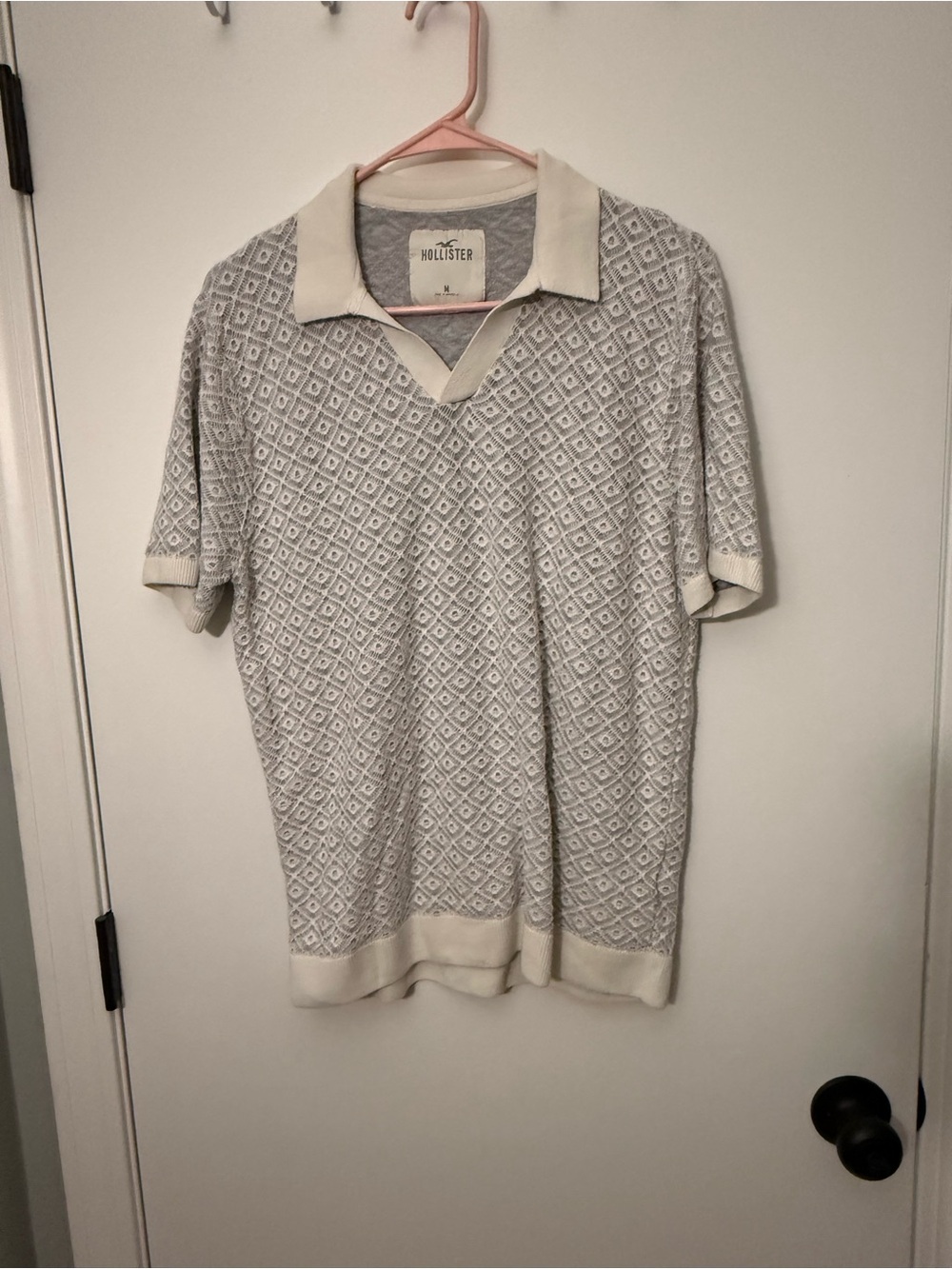 Hollister Men's Light Gray Diamond-Pattern Polo with Cream Trim